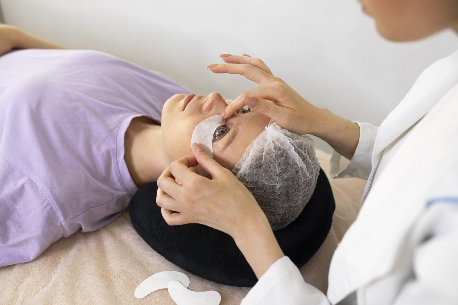alboko ikuspegia-begi-parxeak daramatzan emakumea blefaroplastia